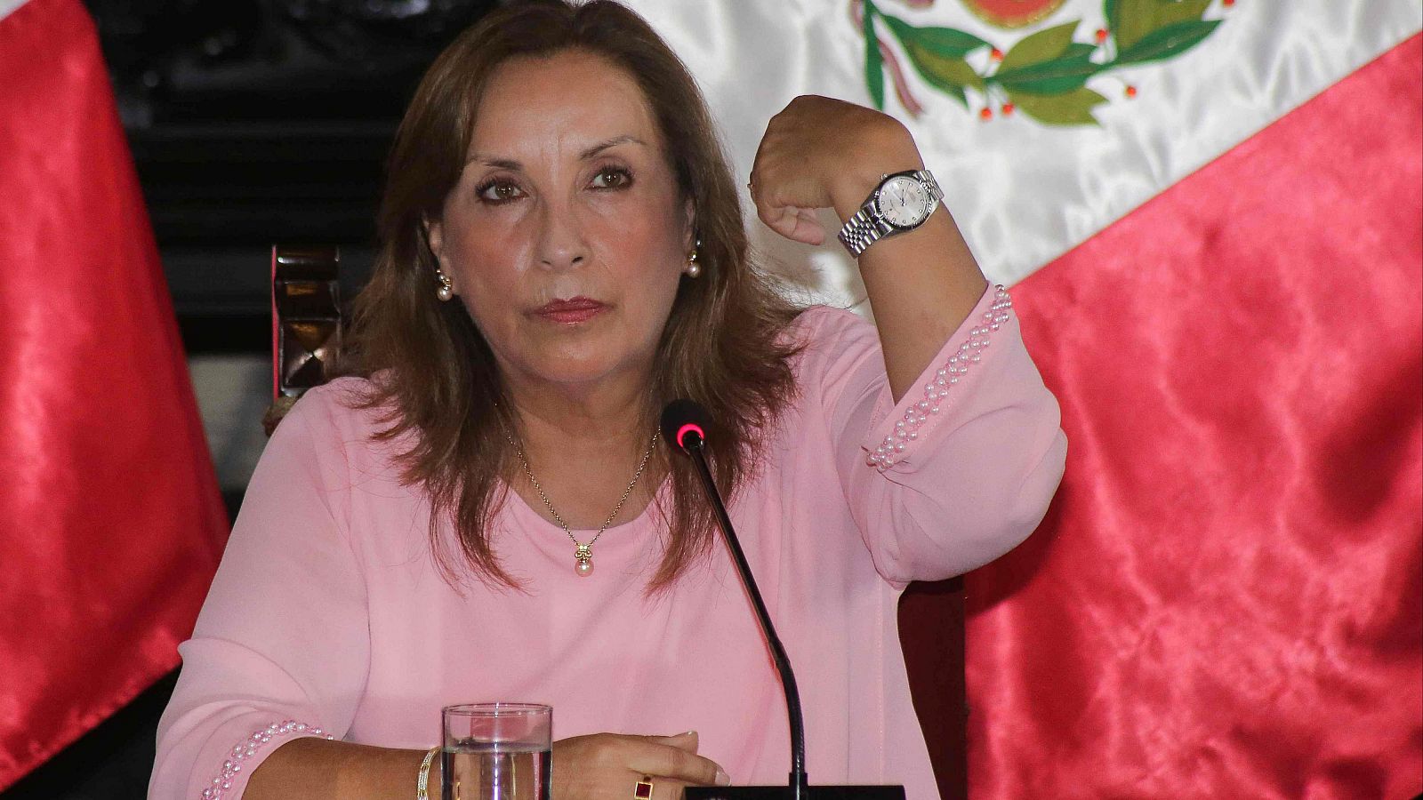 La presidenta de Perú, Dina Boluarte, muestra sus joyas en una rueda de prensa en Lima