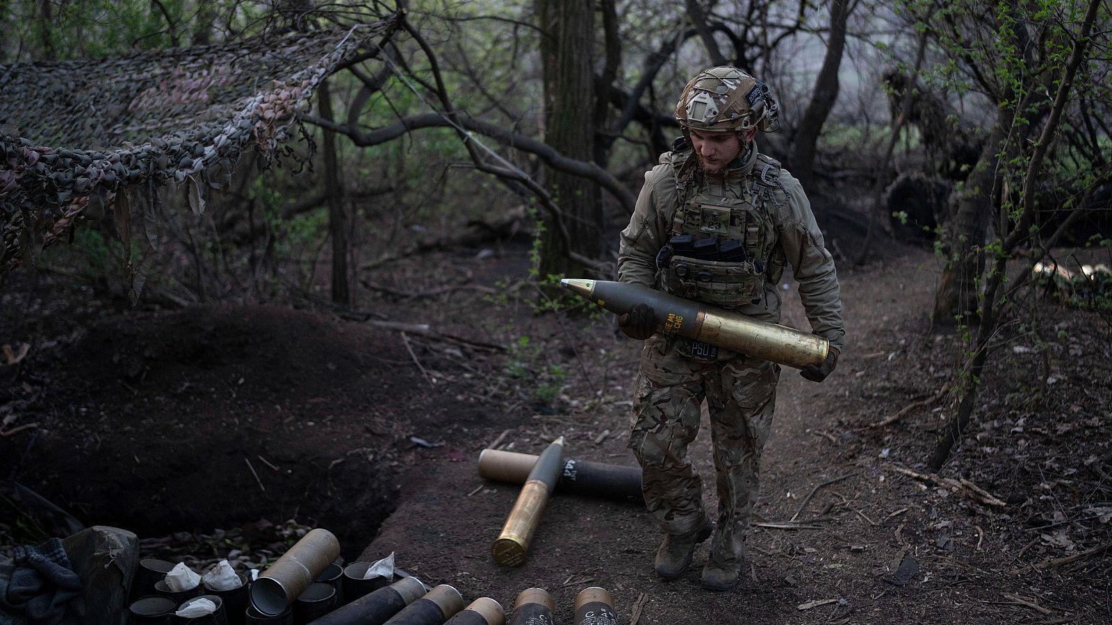 Un militar ucraniano de la brigada Azov lleva un proyectil para el obús OTO Melara Mod 56