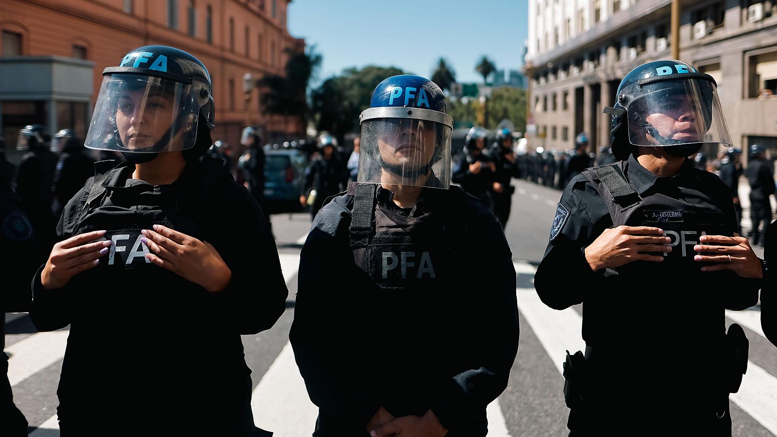 Agentes de Policía prestan guardia como parte del dispositivo de seguridad en una protesta en Argentina.