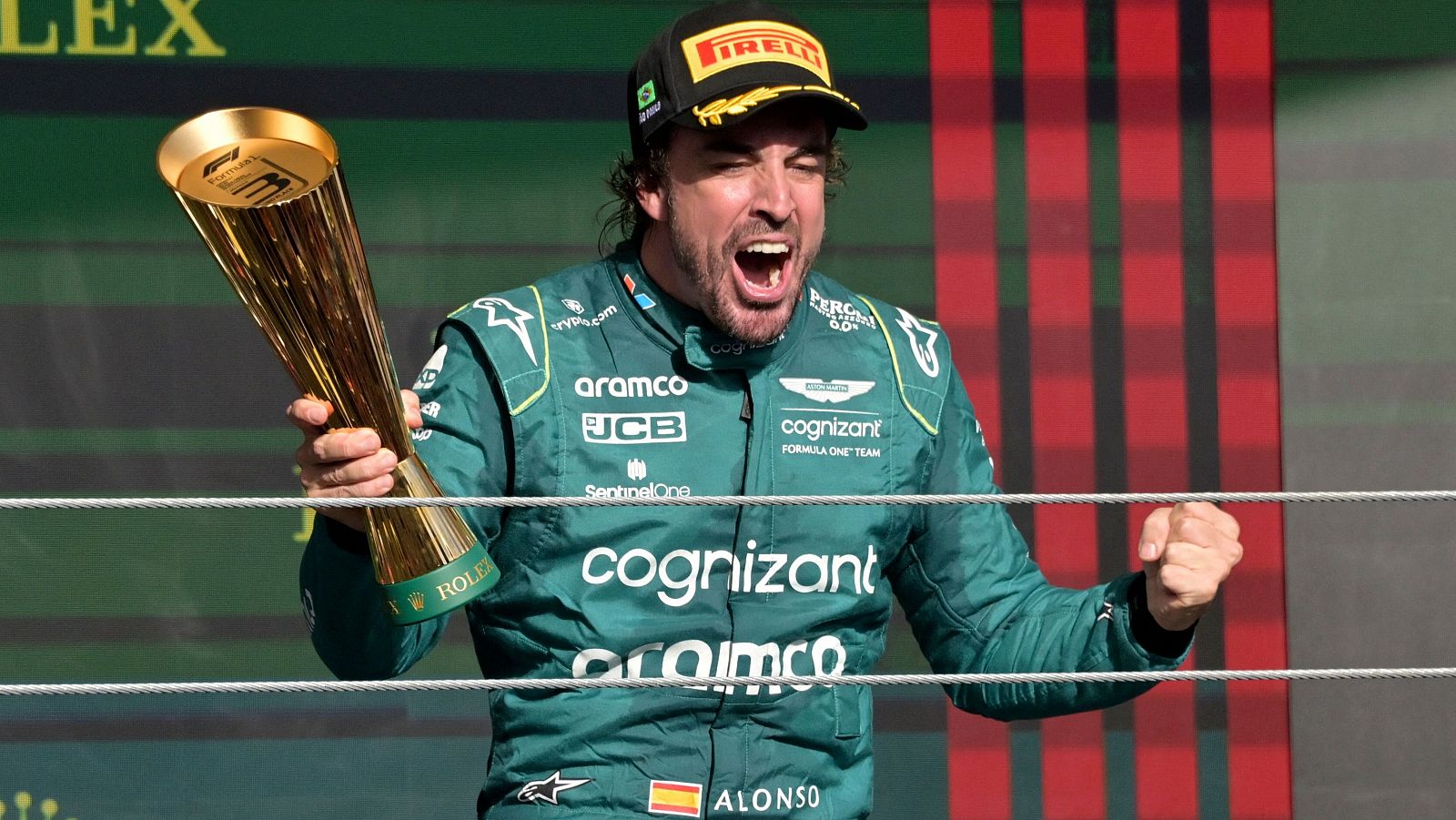 Fernando Alonso celebra el podio con Aston Martin en el GP de Brasil 2023.
