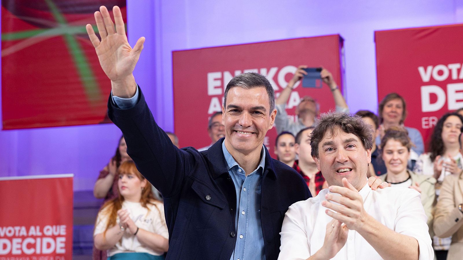 El presidente del Gobierno y secretario general del PSOE, Pedro Sánchez, acompaña al candidato a lehendakari Eneko Andueza en un mitin de campaña.
