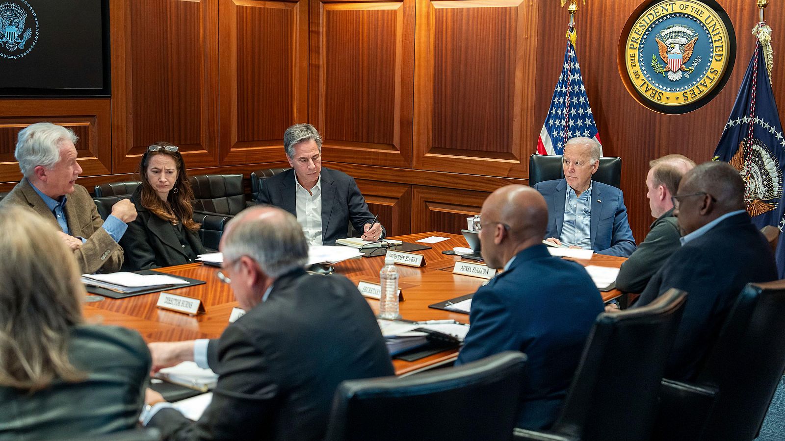 El presidente Joe Biden, junto con su equipo de seguridad nacional, reunidos tras el ataque iraní contra Israel, en la Casa Blanca