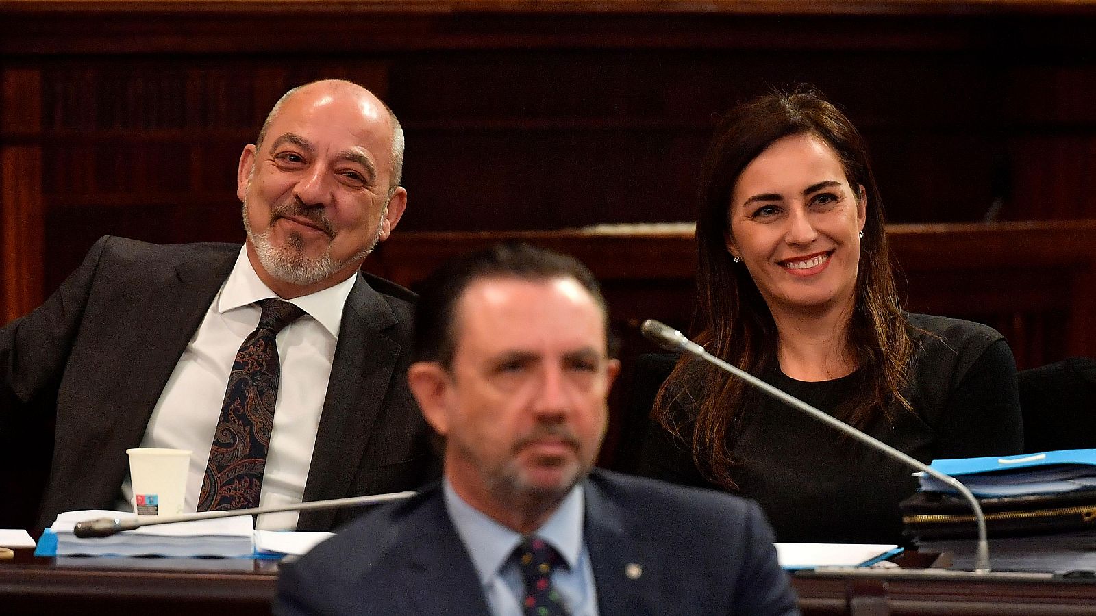 Los diputados de Vox Sergio Rodriguez e Idoia Ribas, en el Parlament balear