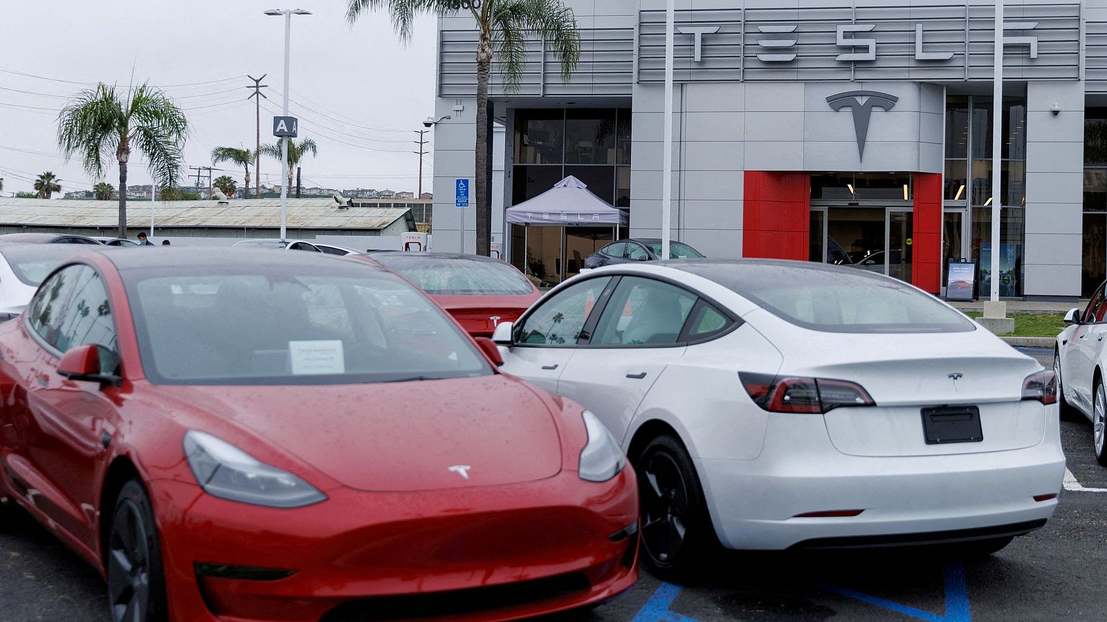 Tesla anuncia a sus empleados que reducirá su plantilla global más de un 10%