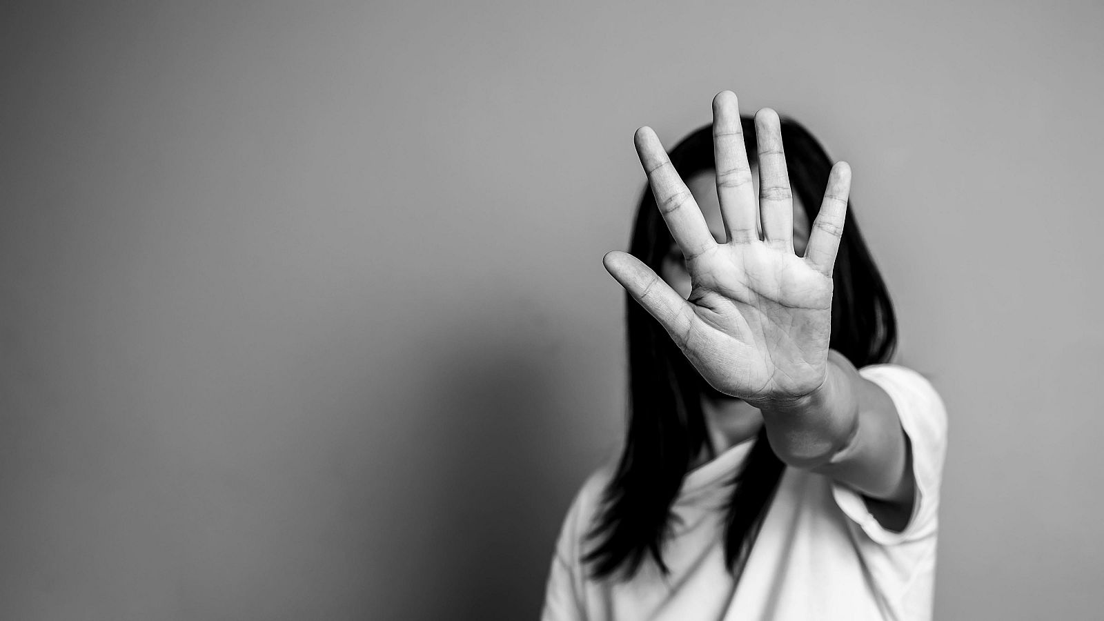 Violencia de género: Una mujer extiende la mano en señal de rechazo
