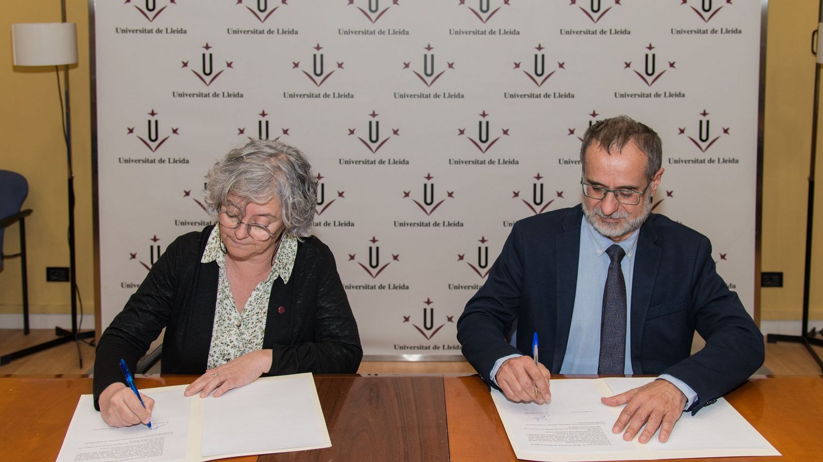 Signatura del conveni a la seu de la UDL, apareixen a l'esquerra la vicerectora de Recerca de la UdL, Natàlia Alonso  i a la dreta, el director de RTVE Catalunya, Esteve Crespo