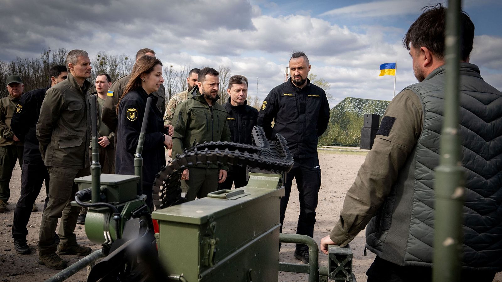 El presidente de Ucrania, Volodímir Zelenski, firma la ley que amplia la movilización militar en el país