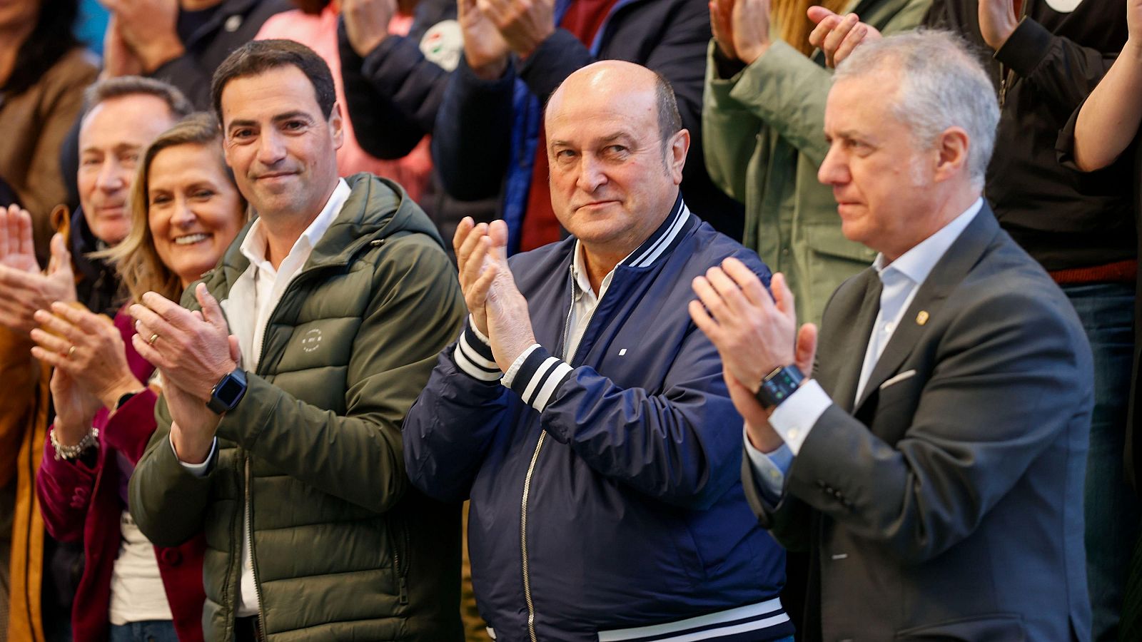 El candidato del PNV a lehendakari, Imanol Pradales (2-i), junto al presidente del PNV, Andoni Ortuzar (2-d), y el lehendakari, Iñigo Urkullu (d)