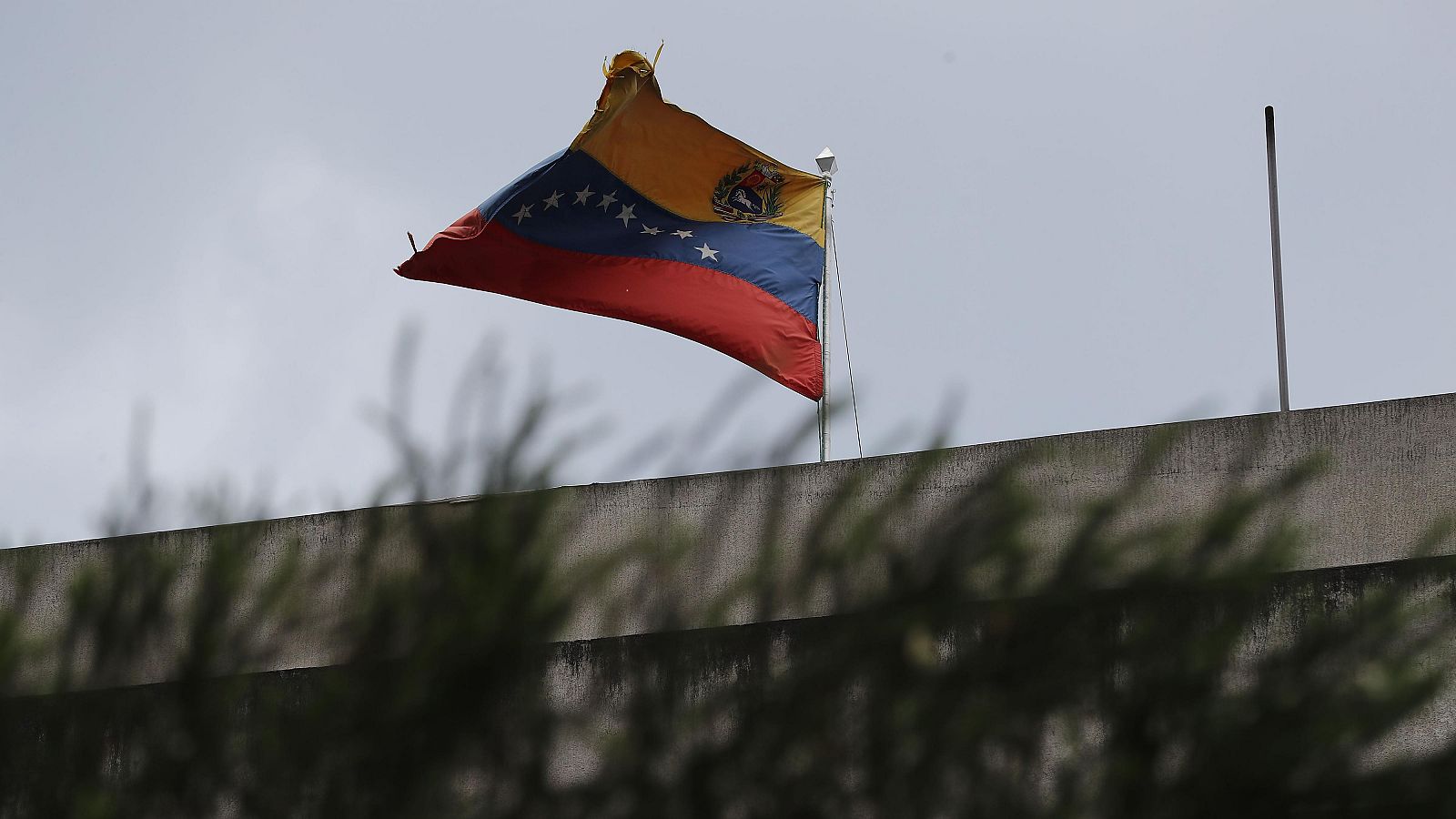 Fotografía de una bandera venezolana en la sede del Consulado de Venezuela en Quito, Ecuador