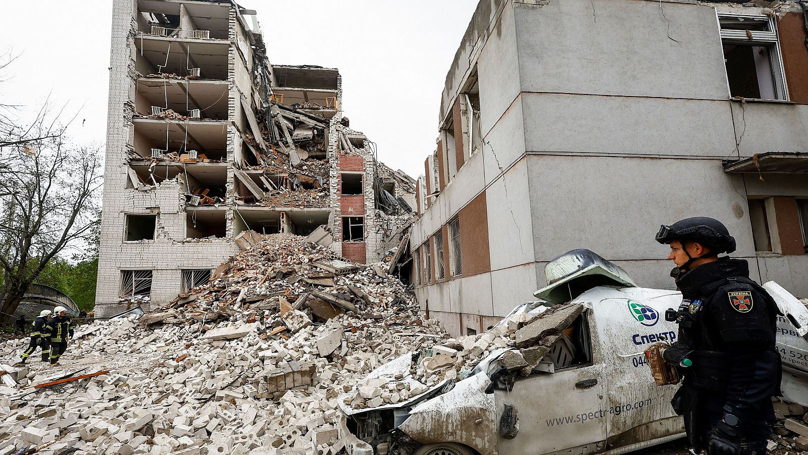 Los Servicios de Emergencia buscan heridos o fallecidos entre las ruinas de un bloque de viviendas en Chernihiv