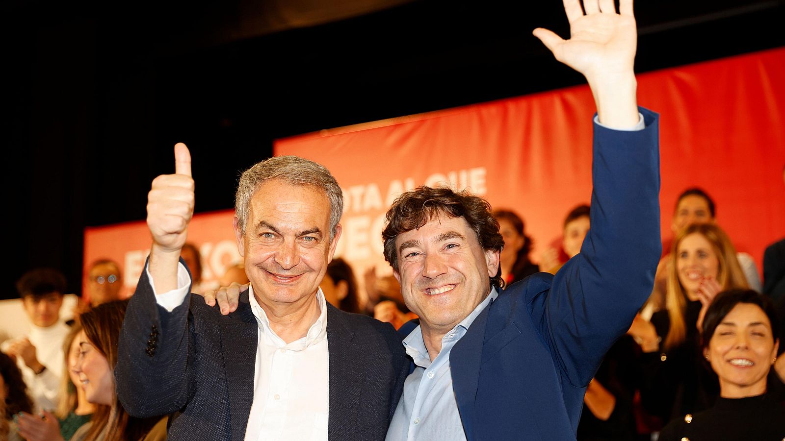 El expresidente del Gobierno José Luis Rodríguez Zapatero (i) junto al candidato a lehendakari, Eneko Andueza