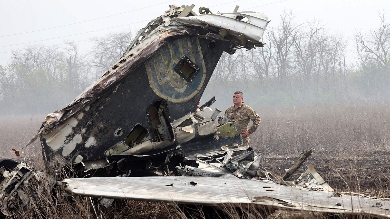 El teniente coronel ucraniano Serhiy Verbytsky, examina los restos de su avión SU-24M