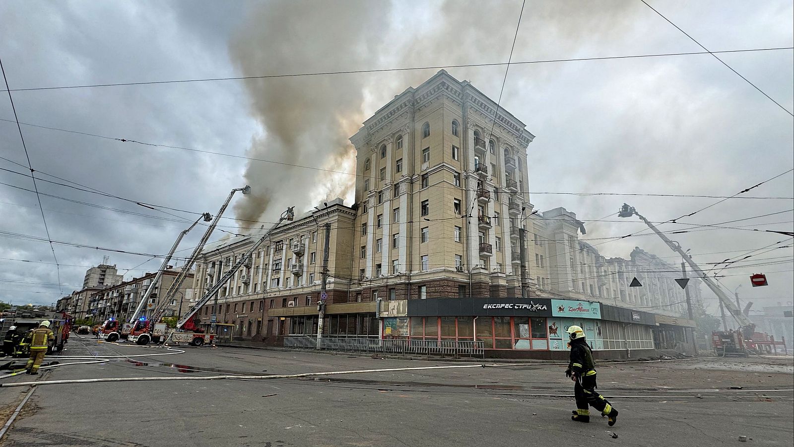 Los rescatistas ucranianos tratan de extinguir un incendio en un edificio residencial tras un ataque con misiles en Dnipró