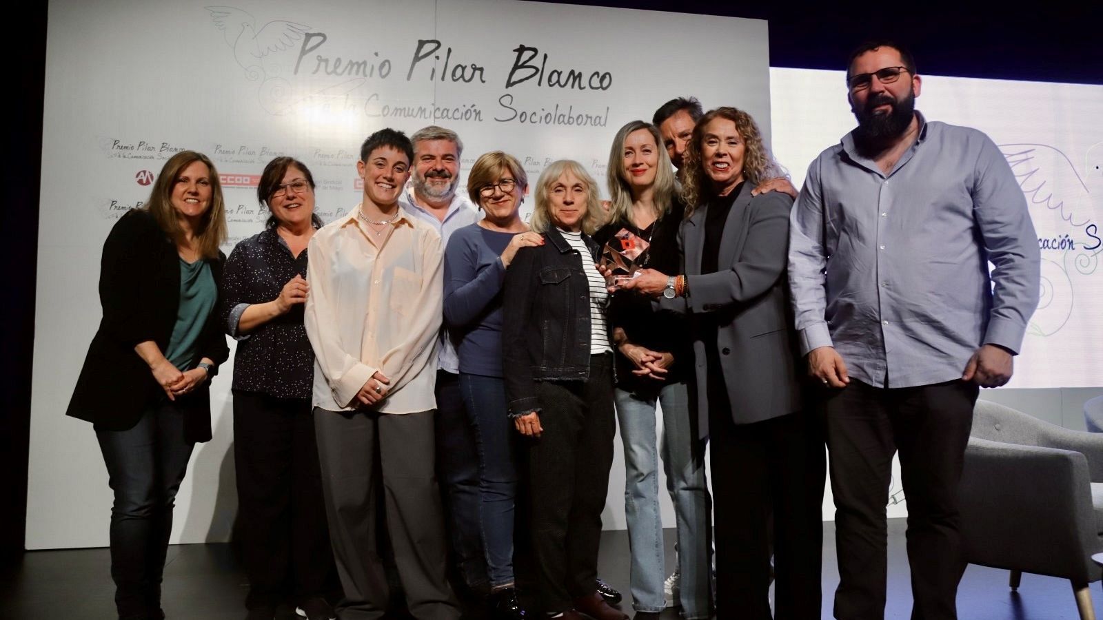 El equipo de 'En Portada', recibiendo el premio Pilar Blanco