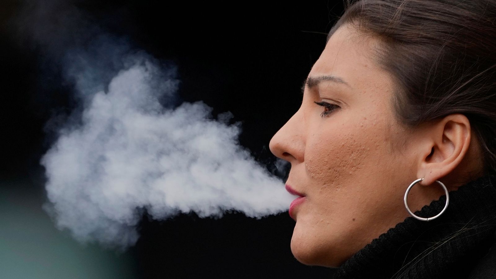 Una mujer fuma en una calle de Londres, el martes 16 de abril de 2024