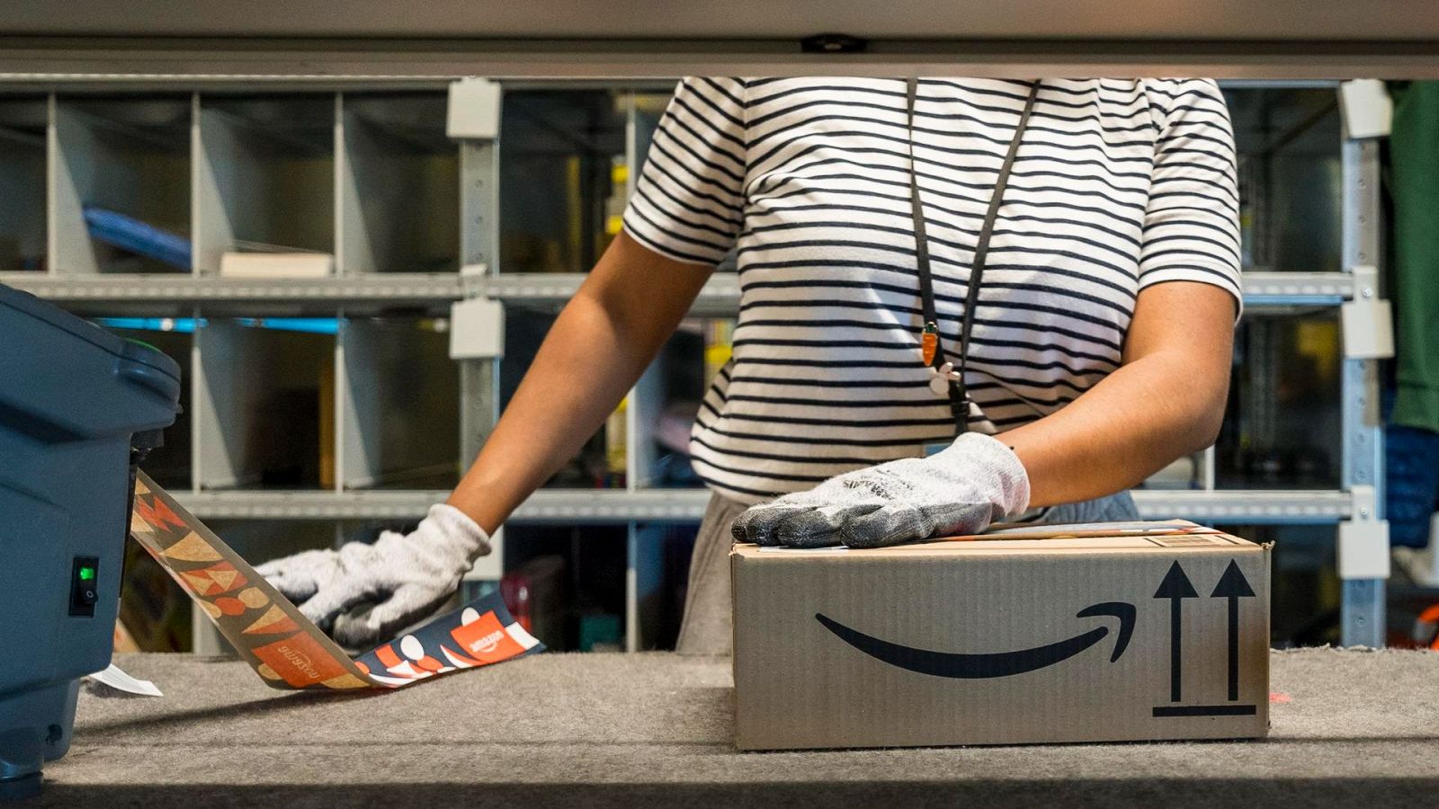 Competencia de Italia multa a Amazon con 10 millones por inducir a compra periódica