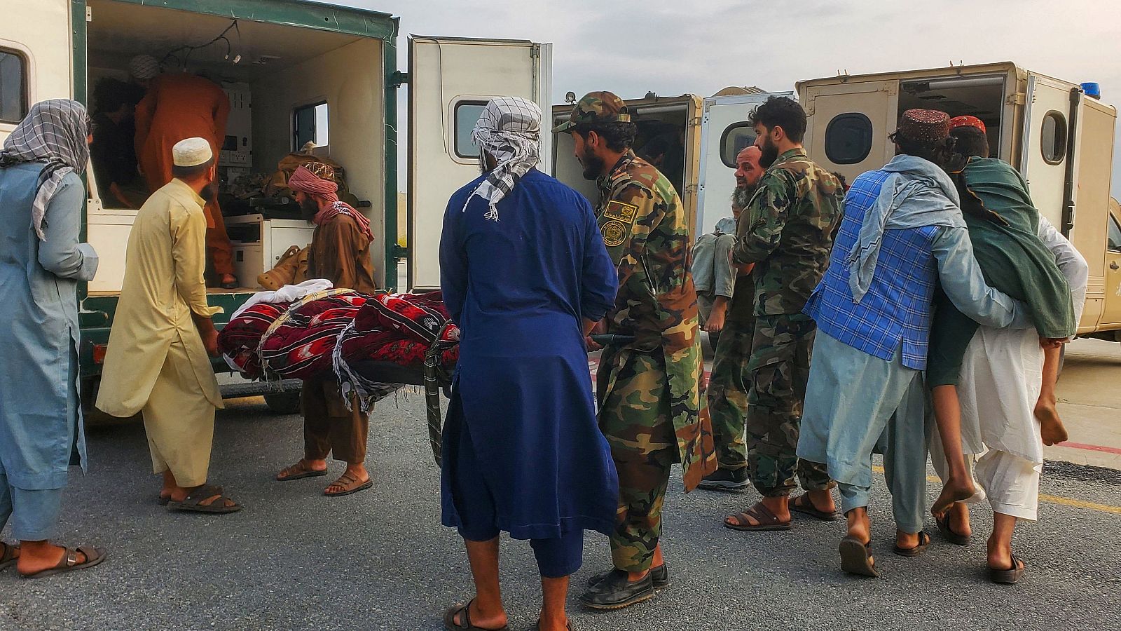 Terremoto Afganistán Soldados talibanes y civiles transportan a víctimas del terremoto a una ambulancia en un aeropuerto en Jalalabad, Afganistán
