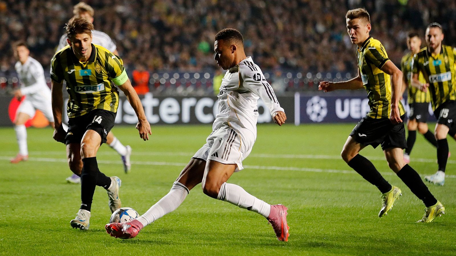 Kylian Mbapé | Kairat Almaty - Real Madrid Kylian Mbapé, entre defensores del Kairat Almaty