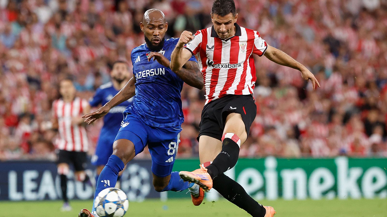 Gorka Guruzeta, en el Athletic Club - FK Qarabag El delantero del Athletic Club Gorka Guruzeta (d) chuta durante el partido de Liga de Campeones entre el Athletic Club y el FK Qarabag, este miércoles en el estadio San Mamés.
