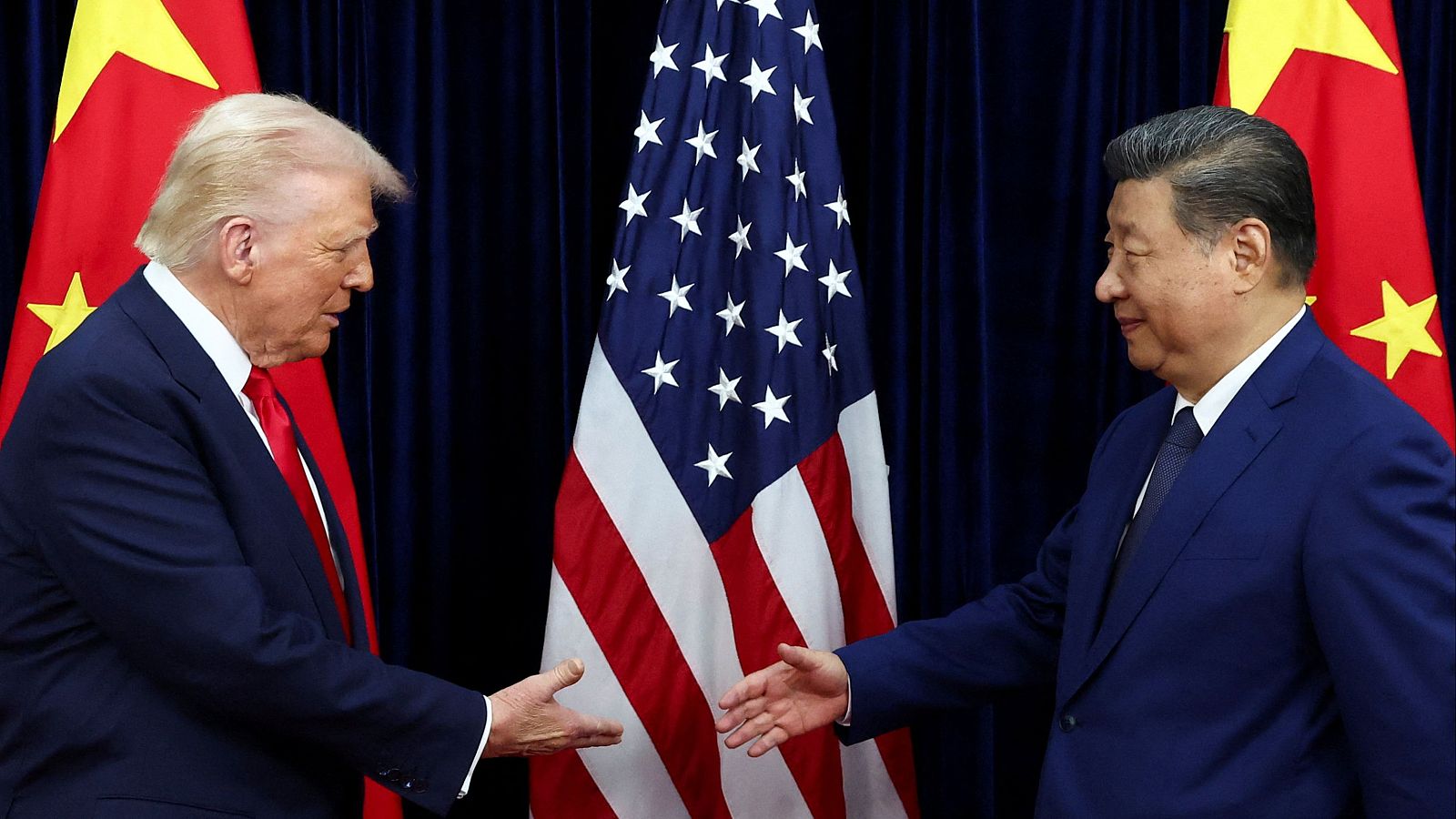 Donald Trump estrecha la mano de Xi Jinping durante una reunión bilateral en el Aeropuerto Internacional de Gimhae Donald Trump estrecha la mano de Xi Jinping durante una reunión bilateral en el Aeropuerto Internacional de Gimhae