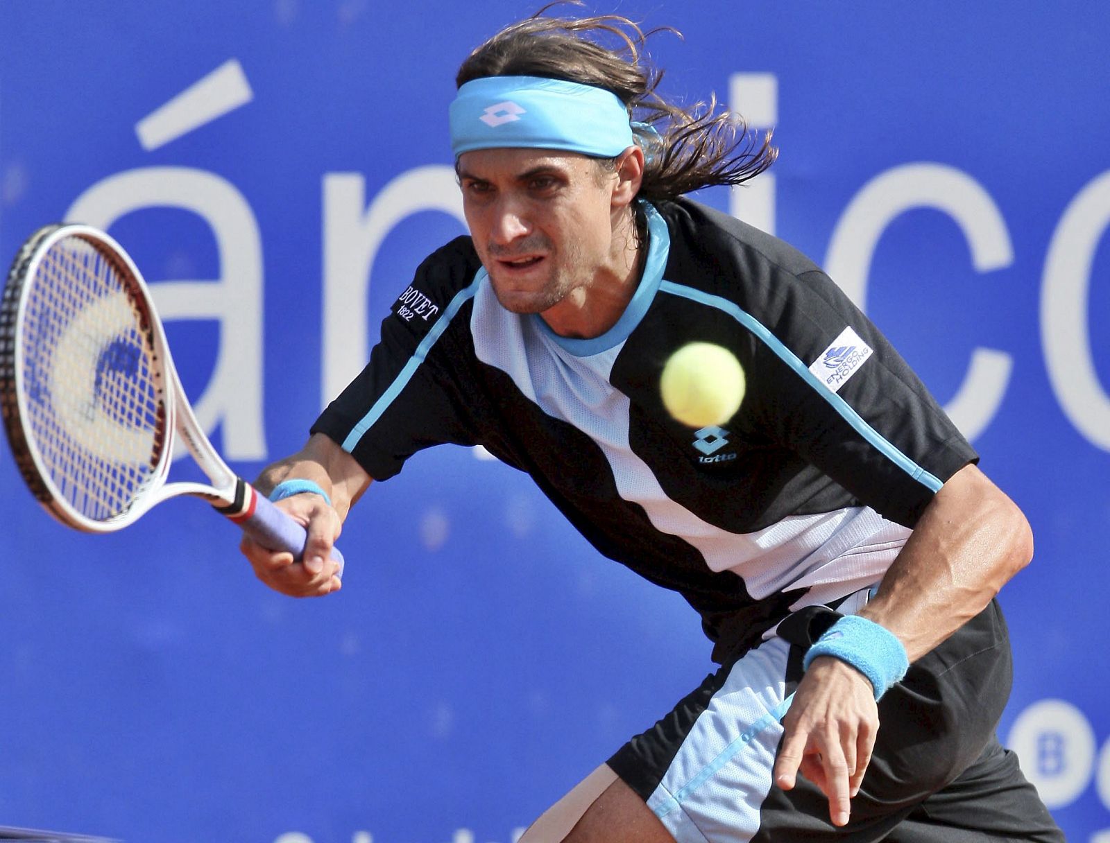 El tenista español David Ferrer devuelve la pelota a Tommy Robredo durante el partido de cuartos de final del Conde de Godó.