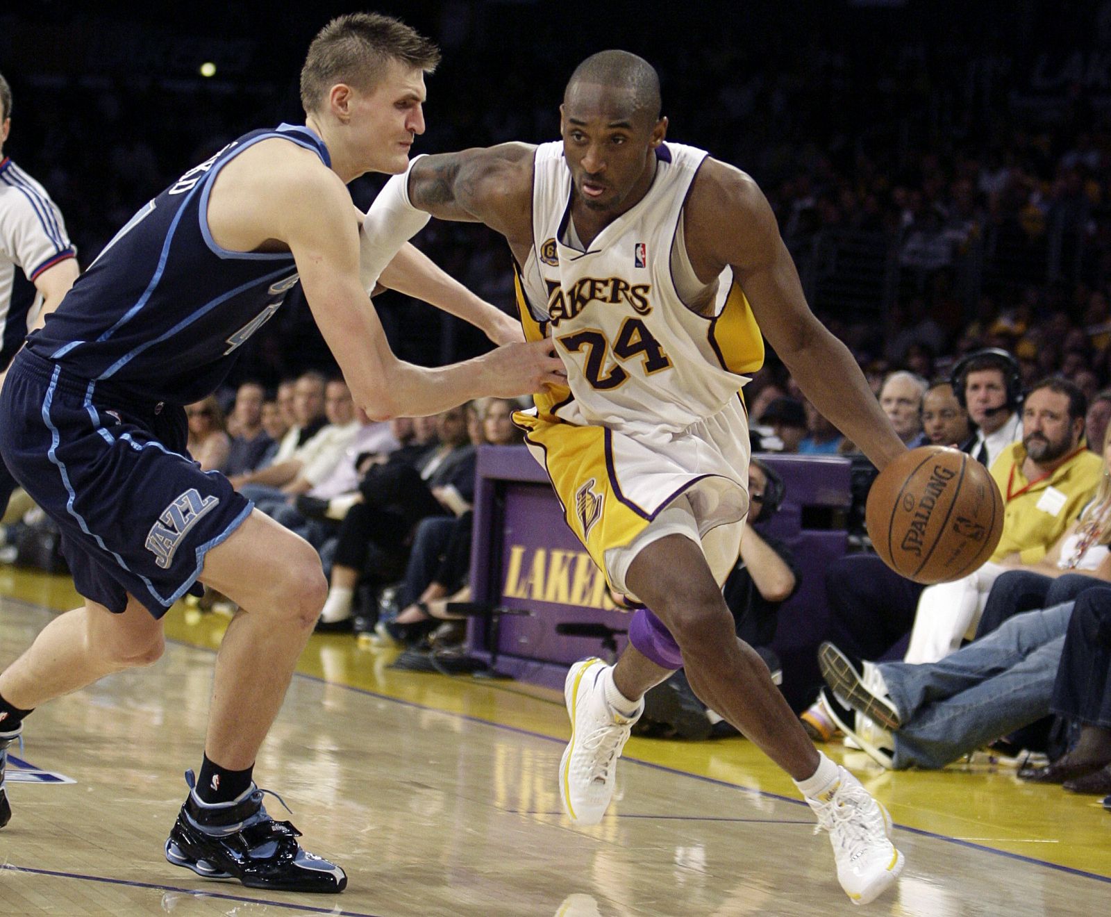 Kobe Bryant lleva el balón ante Andrei Kirilenko en el partido de los playoff de la NBA entre Los Angeles y Utah Jazz