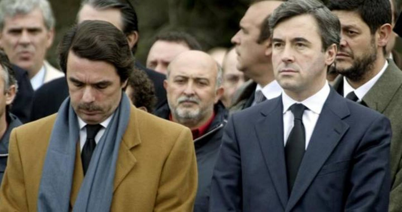 Acebes, a la derecha de Aznar