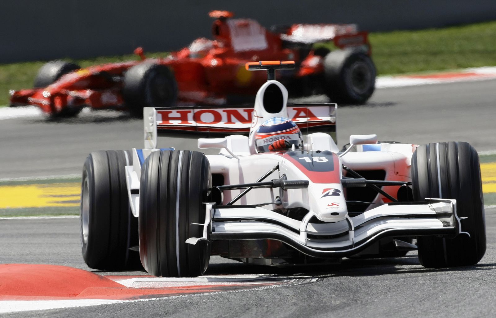 El piloto japonés de Super Aguri, Takuma Sato, toma una curva durante la segunda sesión de entrenamientos libres del GP de España en Montmeló el 25 de abril de 2008.