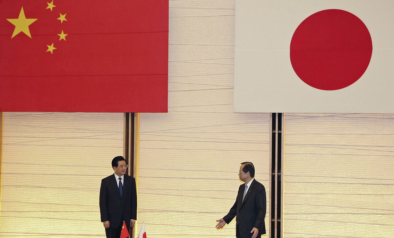 Chinese President Hu and Japan's PM  Fukuda attend signing ceremony in Tokyo