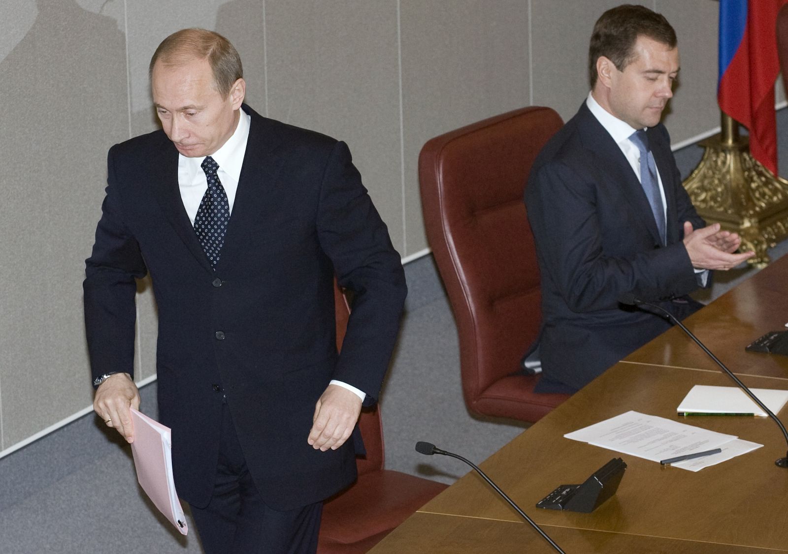 Vladimir Putin se dirige al estrado en la Duma mientras Dimitri Medvedev aplaude