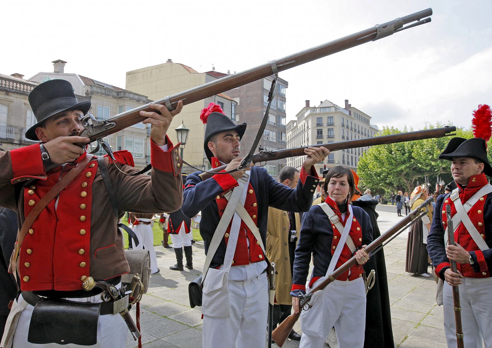 Varios soldados vestidos de época, durante la ceremonia de conmemoración del levantamiento de Vilagarcía contra las tropas francesas.