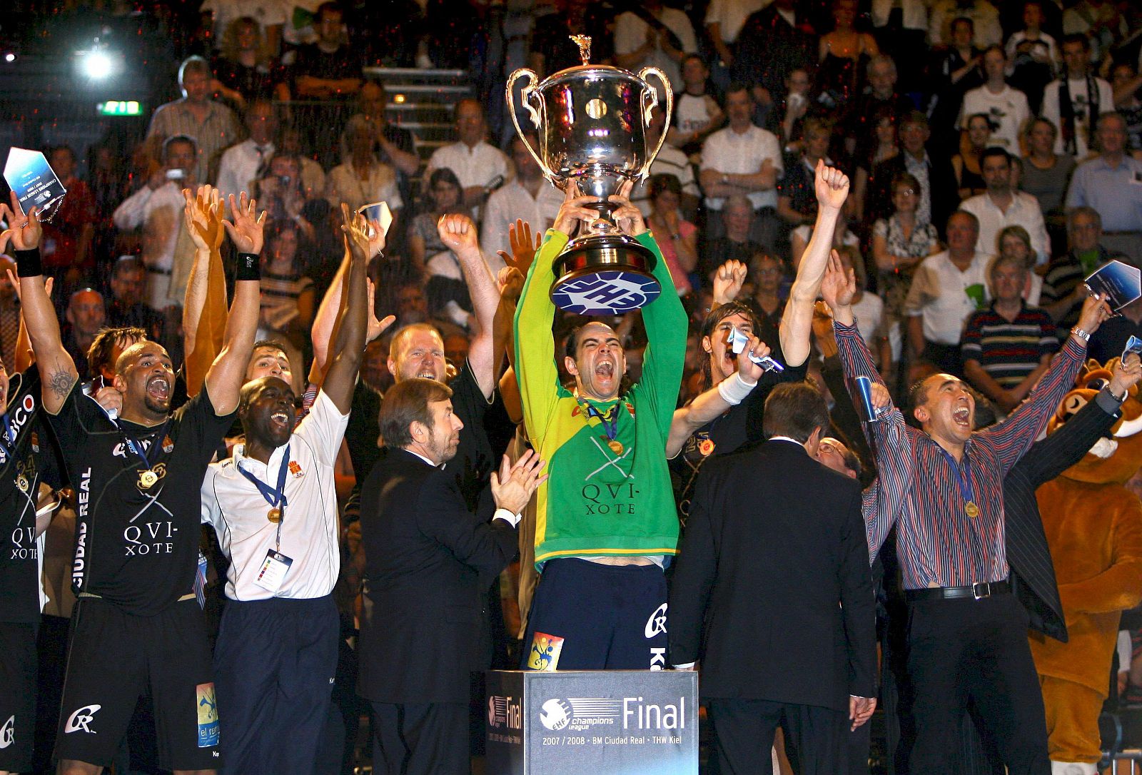 Los jugadores del Ciudad Real celebraron ayer en Alemania, con la Copa, su campeonato de Europa.