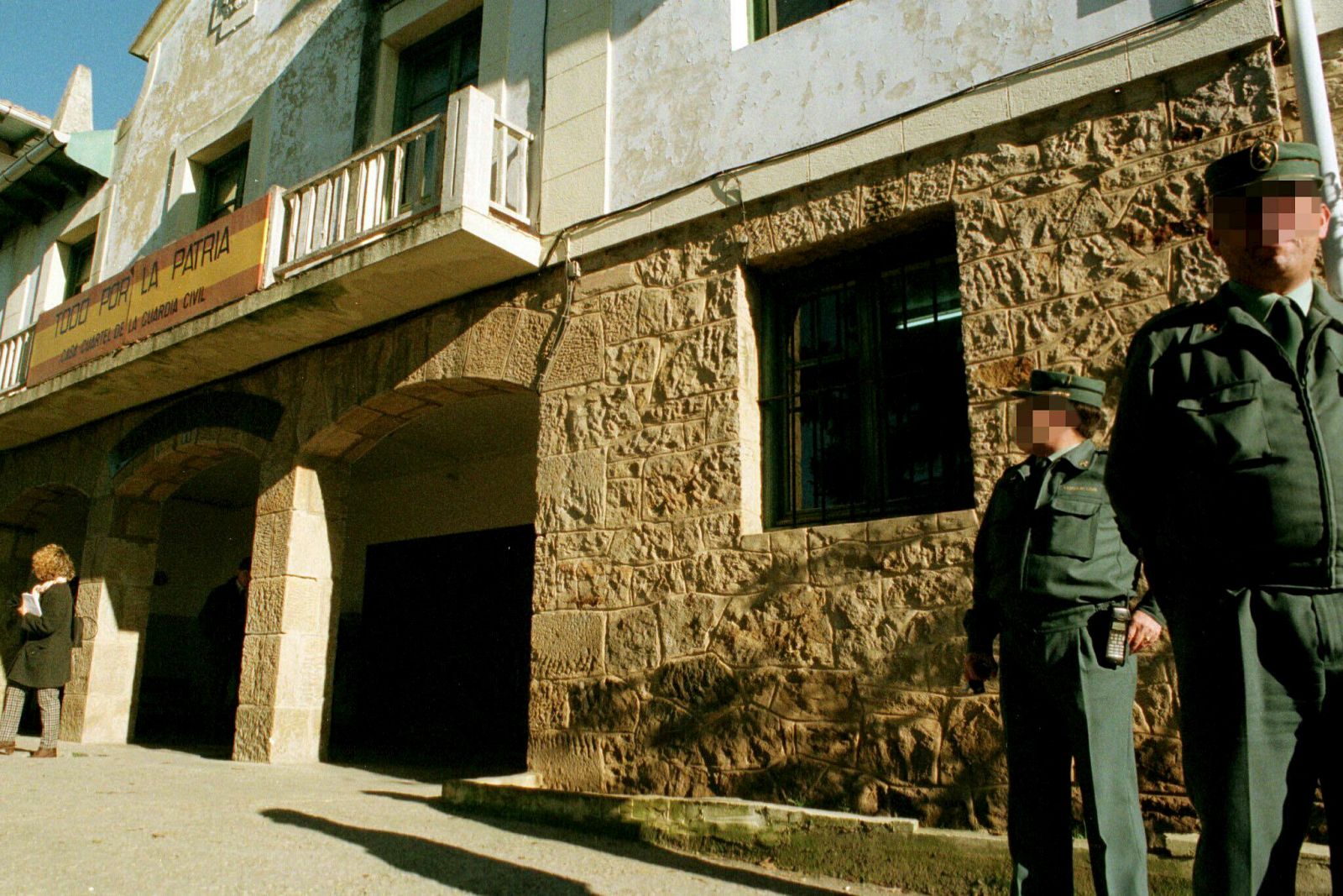 Fotografía de archivo (1988) del cuartel de la Guardia Civil de la localidad alavesa de Legutiano, donde una persona ha resultado muerta y varias heridas por la explosión de un coche bomba ocurrida poco antes de las 3 de la madrugada.