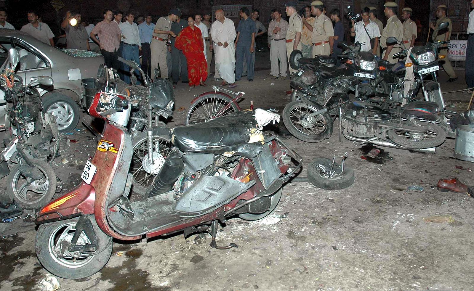 Efectos de las bombas que han matado a 63 personas y han dejado más de 200 heridos en Jaipur, India. Efectos de las bombas que han matado a 63 personas en Jaipur, la India.
