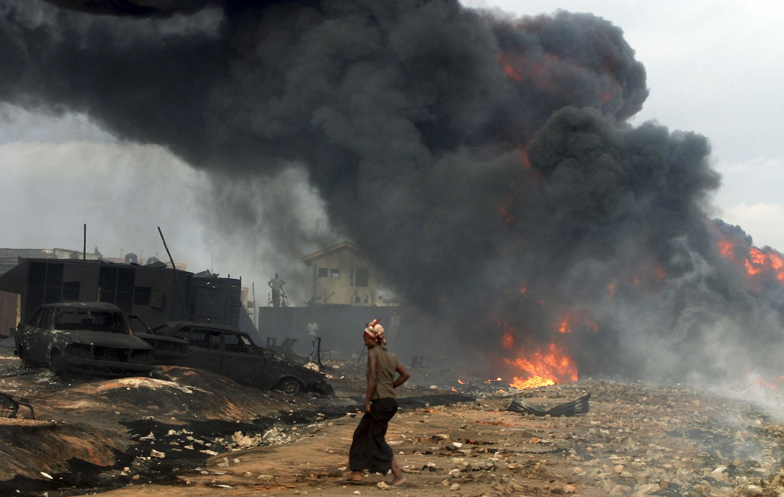 En Lagos, Nigeria, una explosión en una tubería de petróleo ha provocado la muerte de 100 personas.