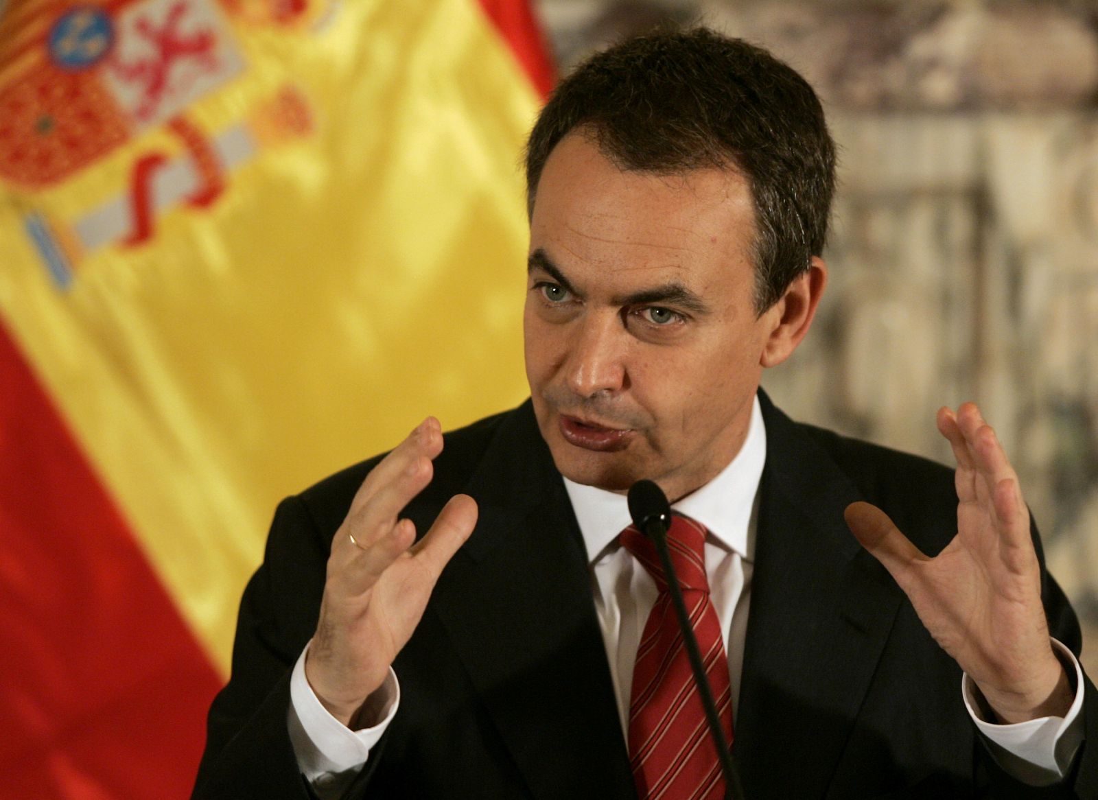 Spain's Prime Minister Jose Luis Rodriguez Zapatero speaks during a news conference at the government palace in Lima