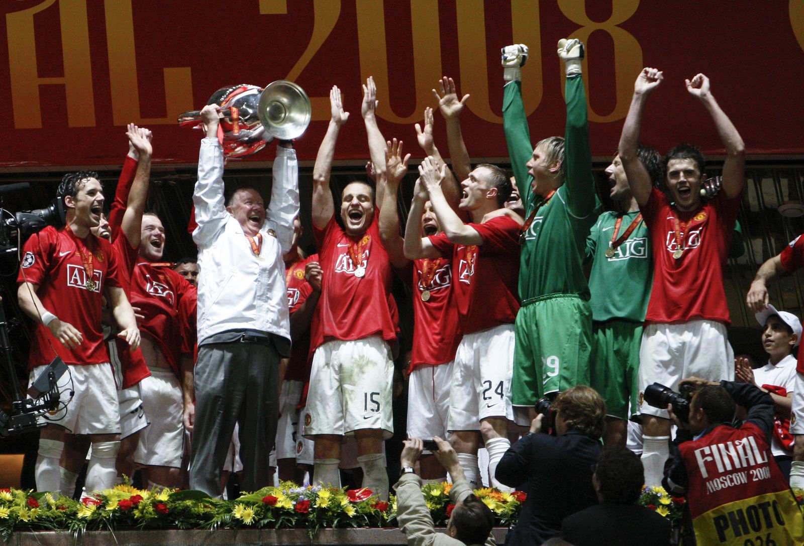 El manager general del Manchester United, Alex Ferguson, levanta la Copa de Europa con sus jugadores.
