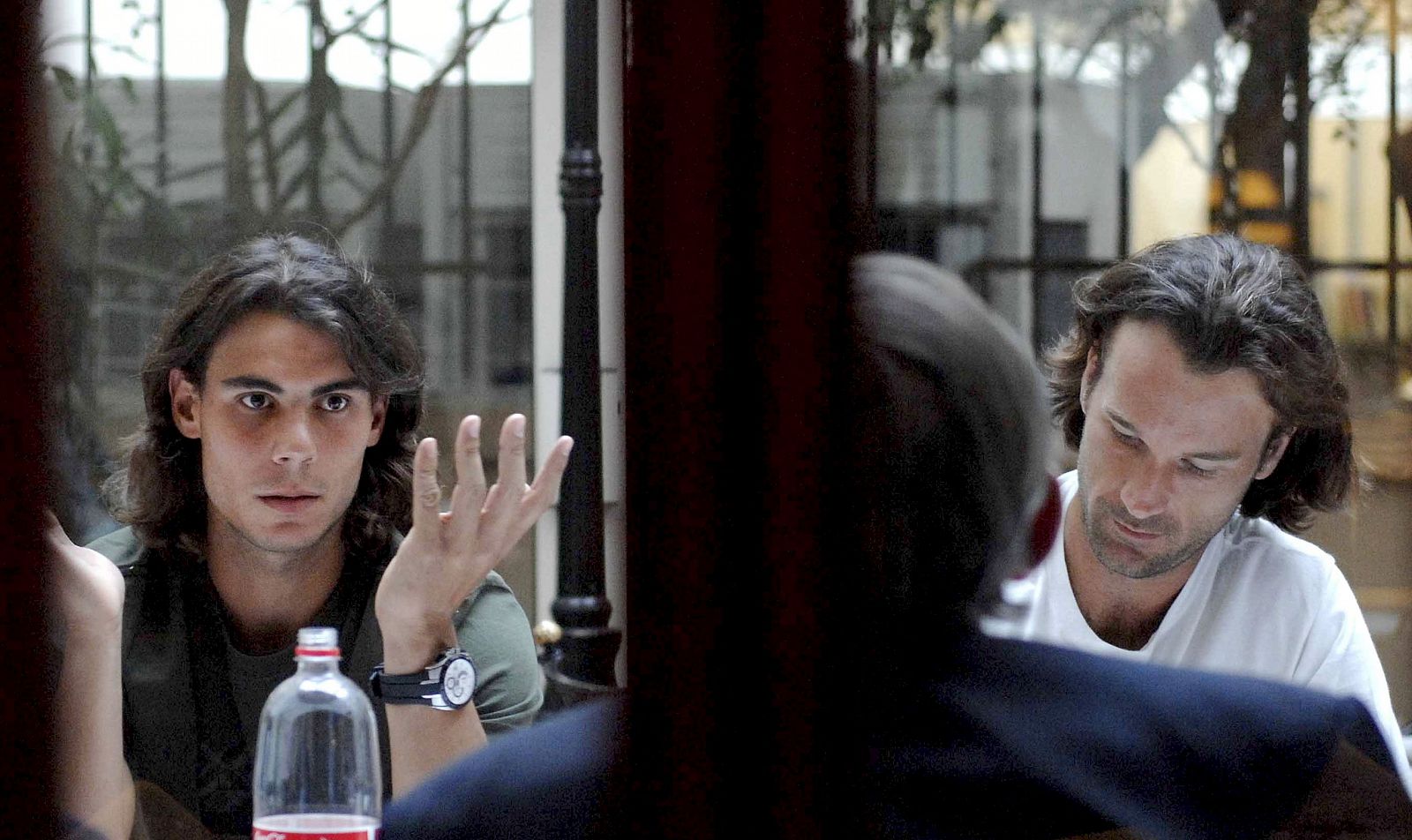 El secretario de Estado para el Deporte, Jaime Lissavetzky (de espaldas), conversa con Rafa Nadal y Carlos Moyá durante la reunión celebrada en París.