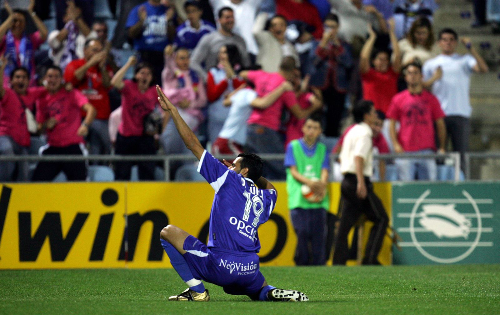 Güiza imita a su ídolo Francisco Narváez "Kiko" en la celebración de cada uno de sus goles.