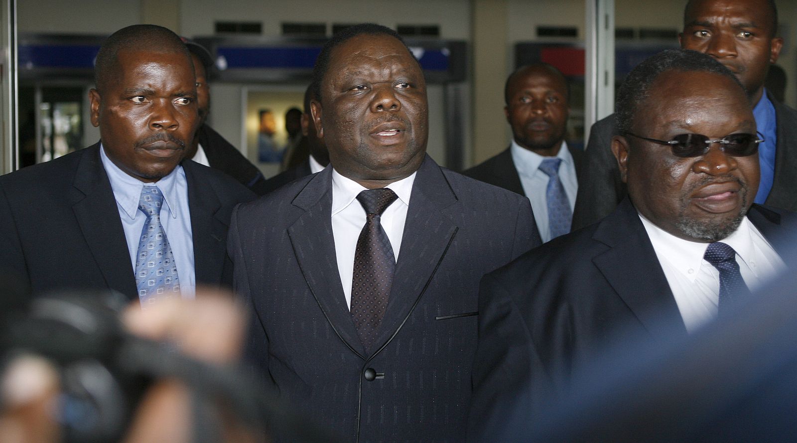 El líder de la oposición, Morgan Tsvangirai, a su llegada al aeropuerto de Harere, Zimbabwe.