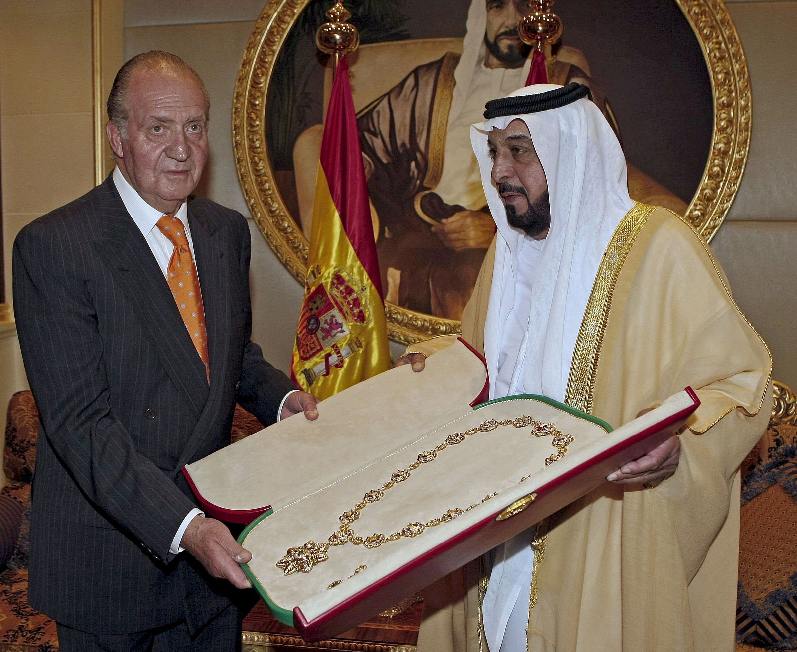 El Rey recibe un regalo del presidente de los Emiratos Arabes Unidos y Emir de Abu Dhabi, Sheikh Khalifa bin Zayed Al Hahyan (25/05/08).
