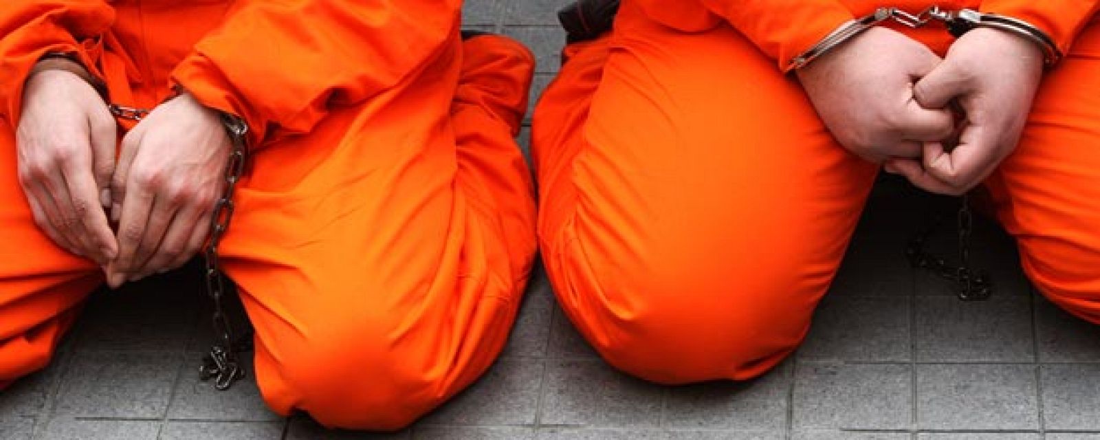 Dos manifestantes contra Guantánamo