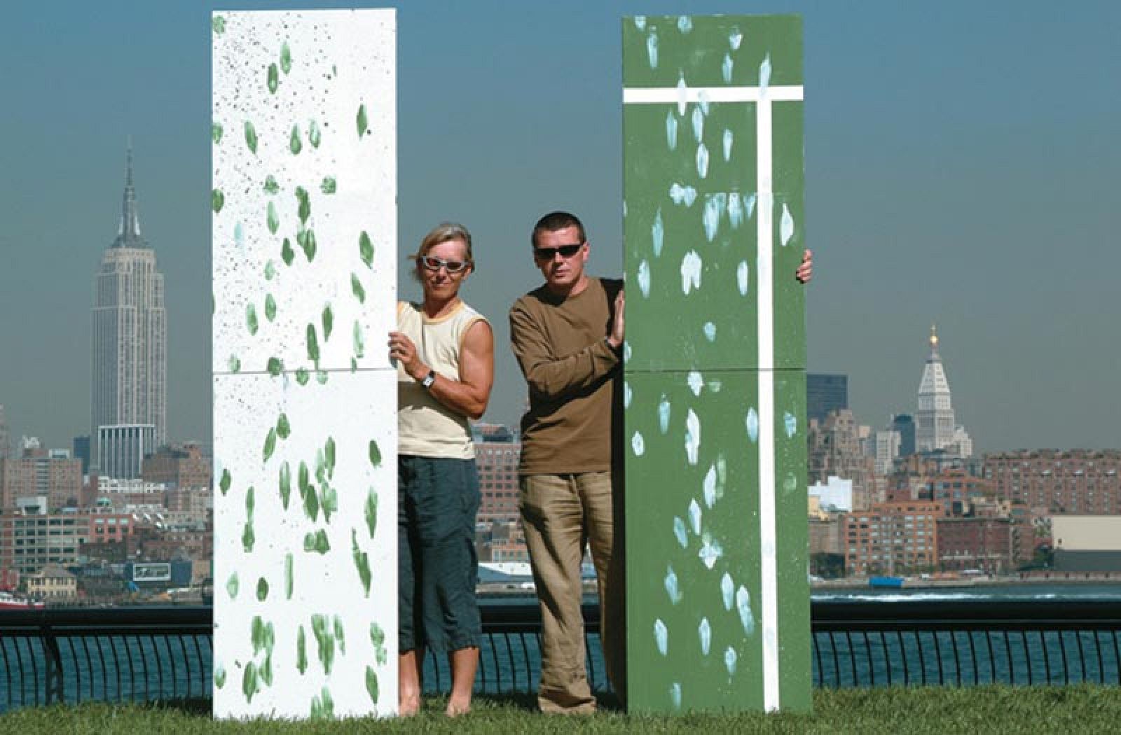 Navratilova y el artista abstracto Jurak Kralic posan con dos de sus obras inspiradas en la pista de Flushing Meadows, en Nueva York.