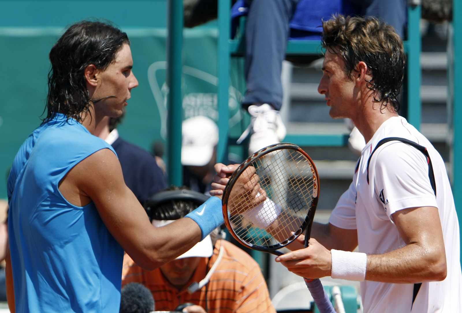 Ferrero le da la mano a Rafael Nadal durante la tercera ronda del torneo de Montecarlo