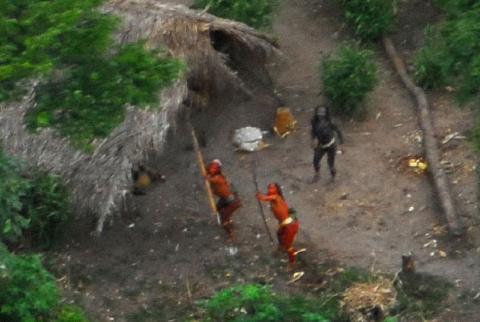 Una ONG ha fotografiado por primera vez a una tribu del Amazonas que no ha establecido contacto con el resto del mundo.