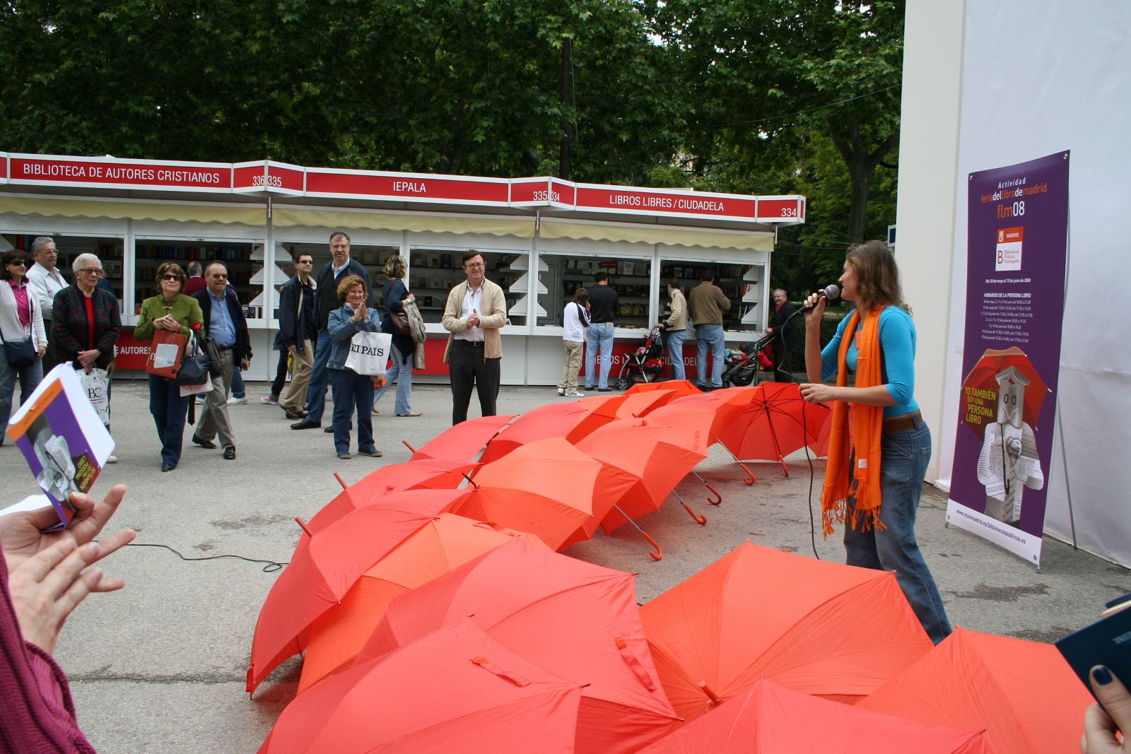 Personas libro en la Feria de Madrid