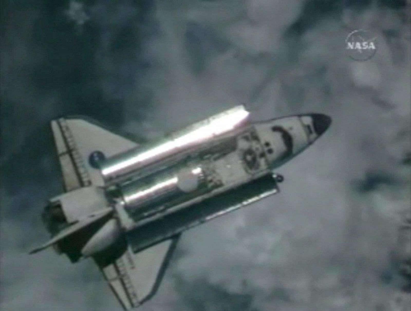 El "Discovery" durante las labores de acercamiento a la Estación Espacial Internacional (EEI) para realizar su acoplamiento.