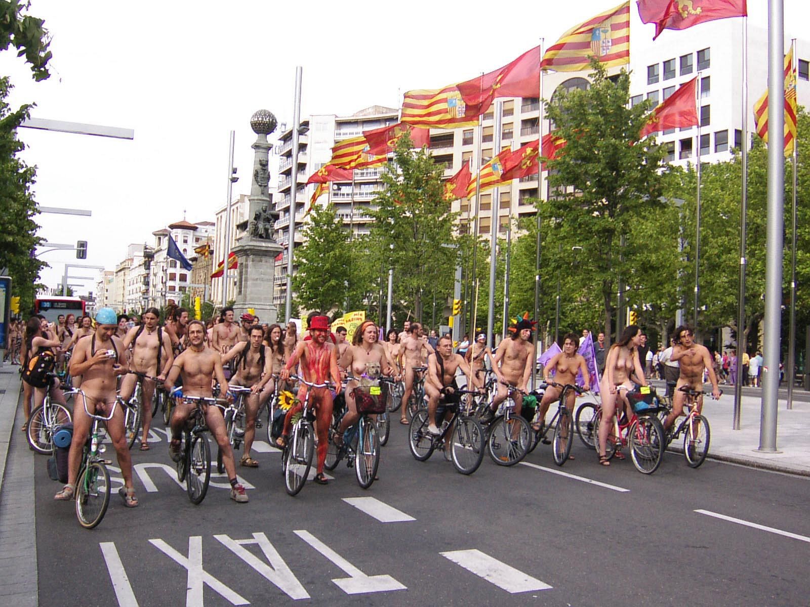 Varios centenares de personas participan en la Cuarta Marcha Ciclonudista de Zaragoza, en el año 2004. La capital maña es la precursora mundial de la iniciativa.