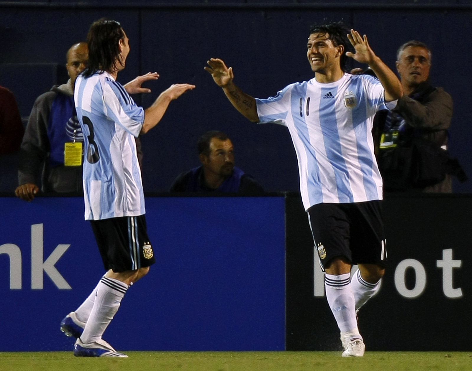 Sergio Agüero celebra con Leo Messi el segundo gol de la Selección Argentina contra Méjico