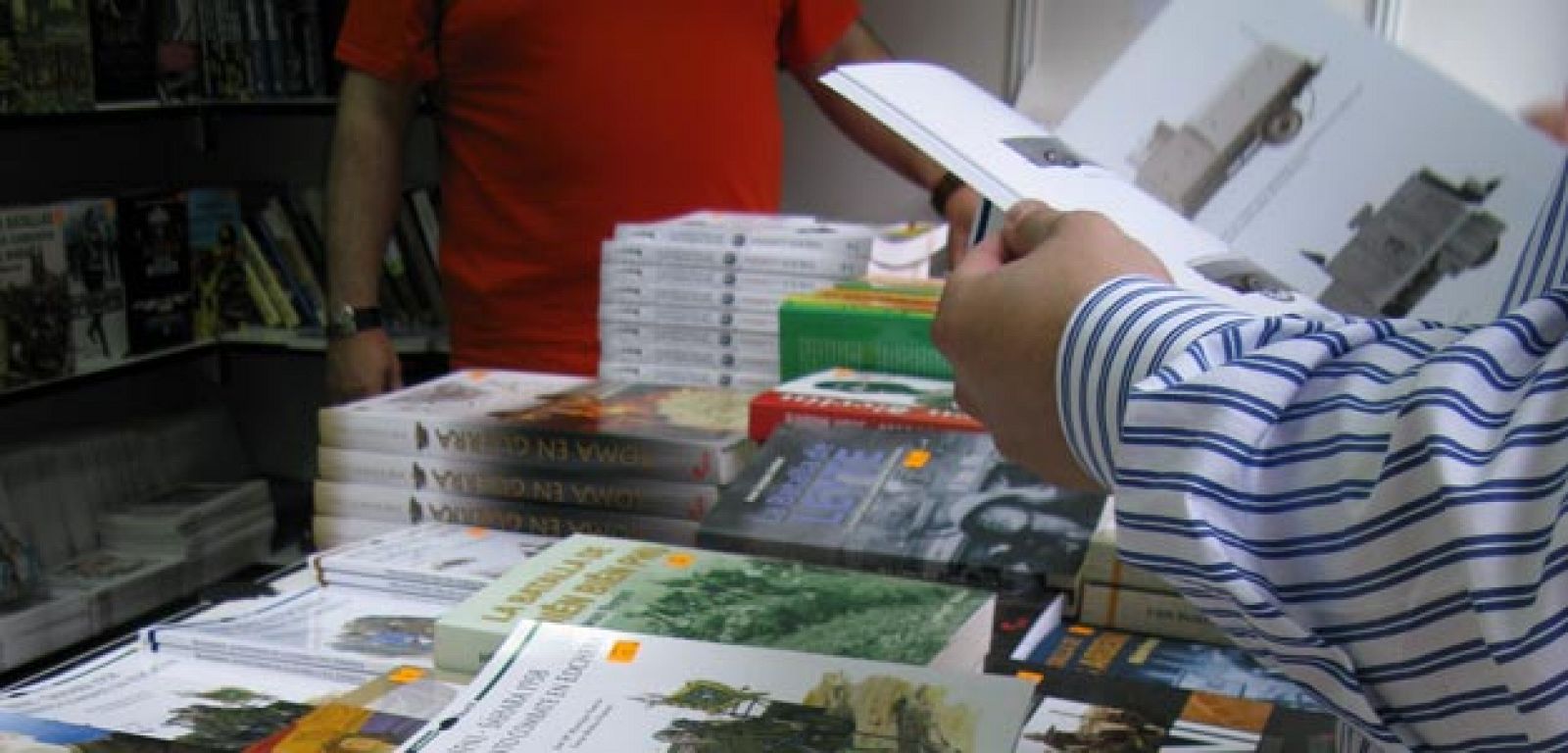 Un lector en la Feria del Libro